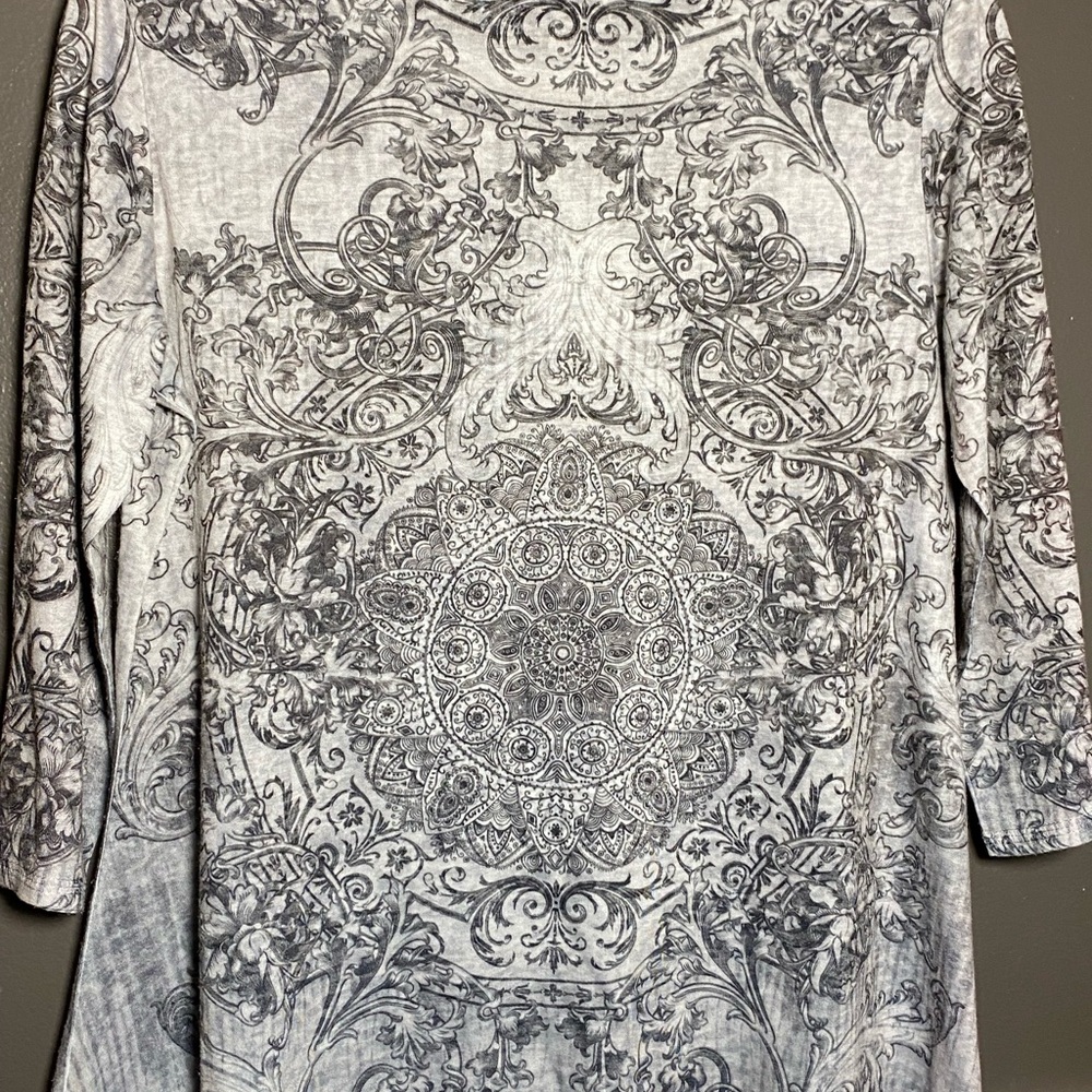 New Direction Graphic Top Petite Small w/ Hankerchief Hem